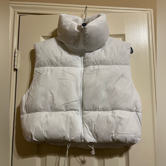 Women's White Cropped Puffer Vest NIP - Picture 2 of 5